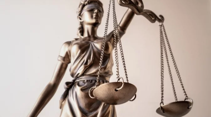 Бивш френски сенатор на съд, че е упоил депутатка, за да я изнасили