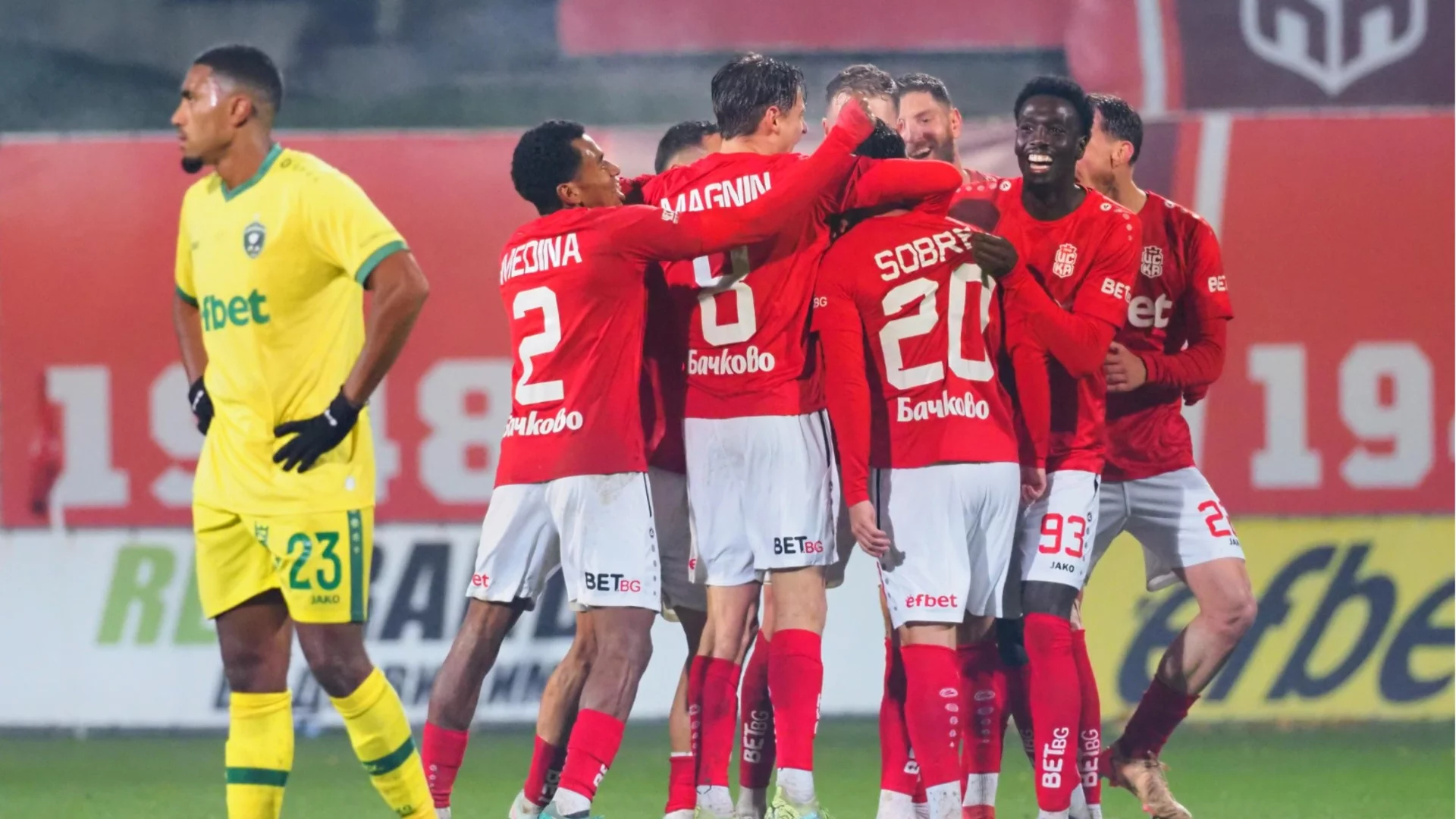 Борещ се за оцеляване в Бундеслигата следи звезда на ЦСКА 1948, Цветомир Найденов поиска „3 кила ойро“