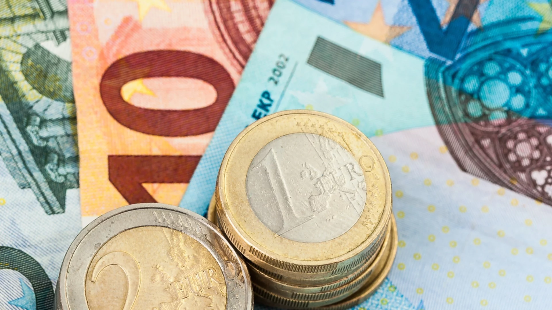 "Два тира с монети на седмица": Как касиерите в търговските вериги допринесоха за евроизацията