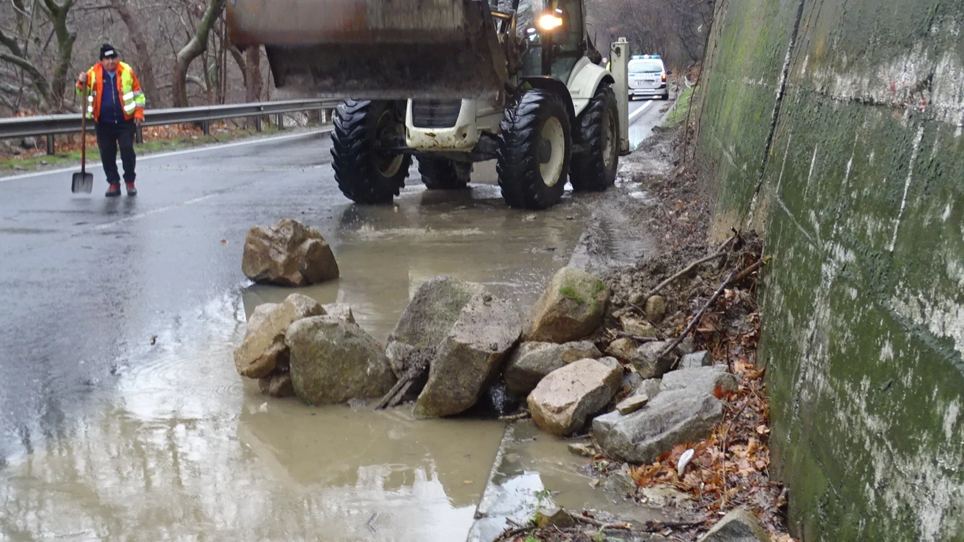 Паднали камъни и проливен дъжд: Затруднено движение в Родопите
