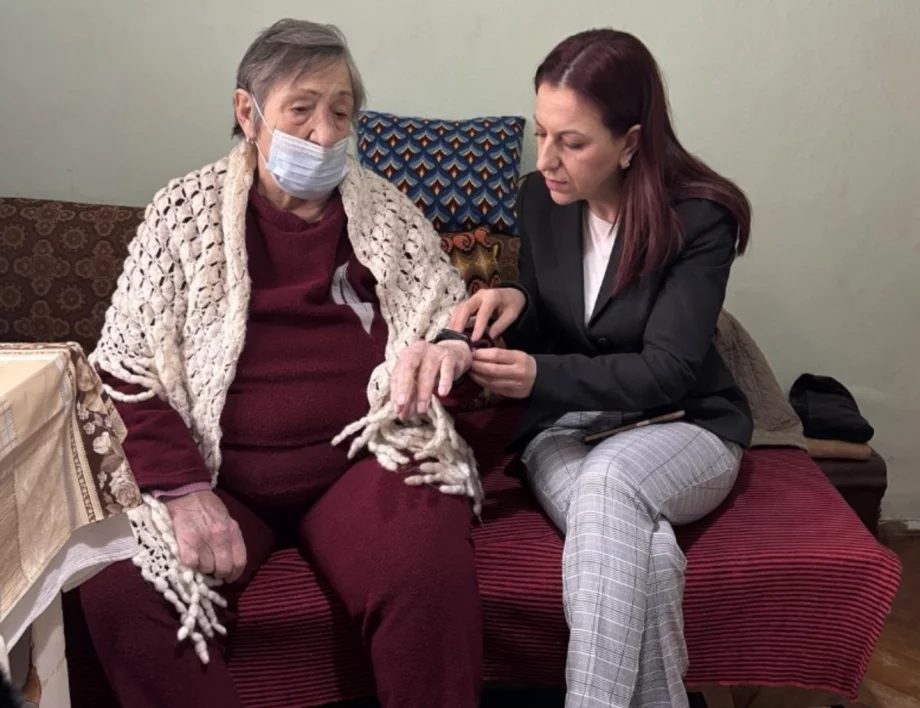 Гривна с изкуствен интелект помага на възрастни хора: Димитрина от Кюстендил разказва 