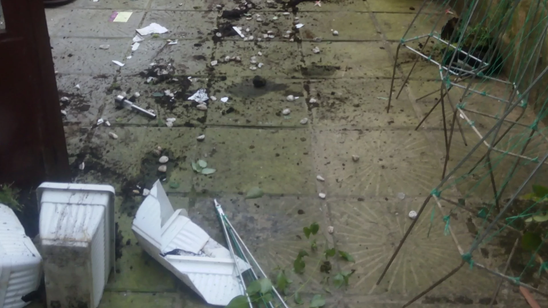 Трошил спирки и табелата на града: Мъж задържан за вандализъм