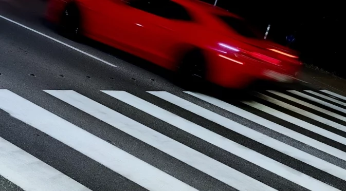 На пешеходна пътека: 18-годишен блъсна две момичета