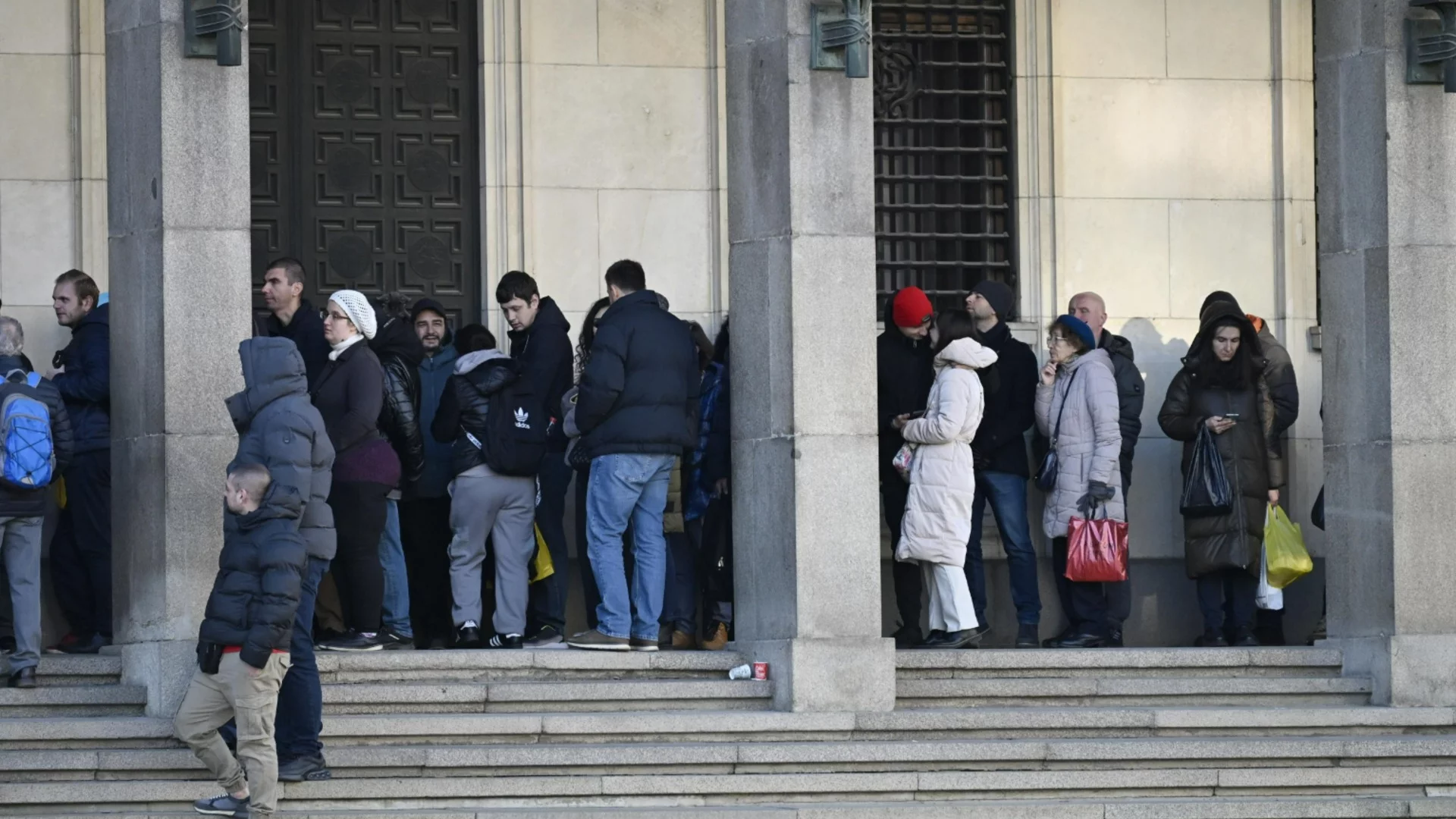 Опашка се изви пред БНБ за първата колекционерска монета в евро