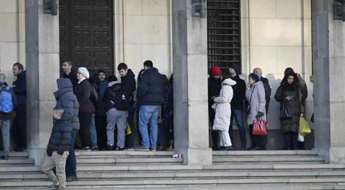 Опашка се изви пред БНБ за първата колекционерска монета в евро
