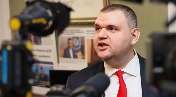 Пеевски се притесни как така ще отлагаме влизането в Съвета за мир на Тръмп и се закани да действа