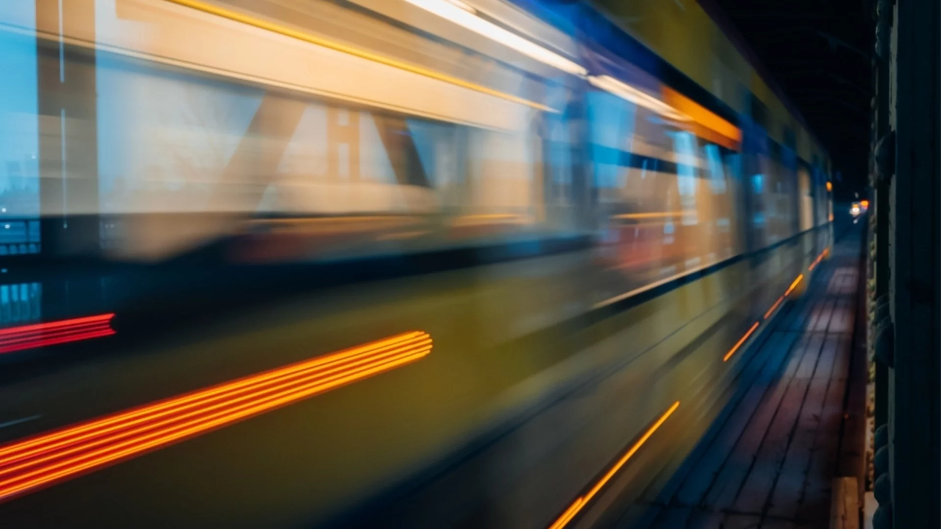 Дърво падна върху движещ се влак в Гърция