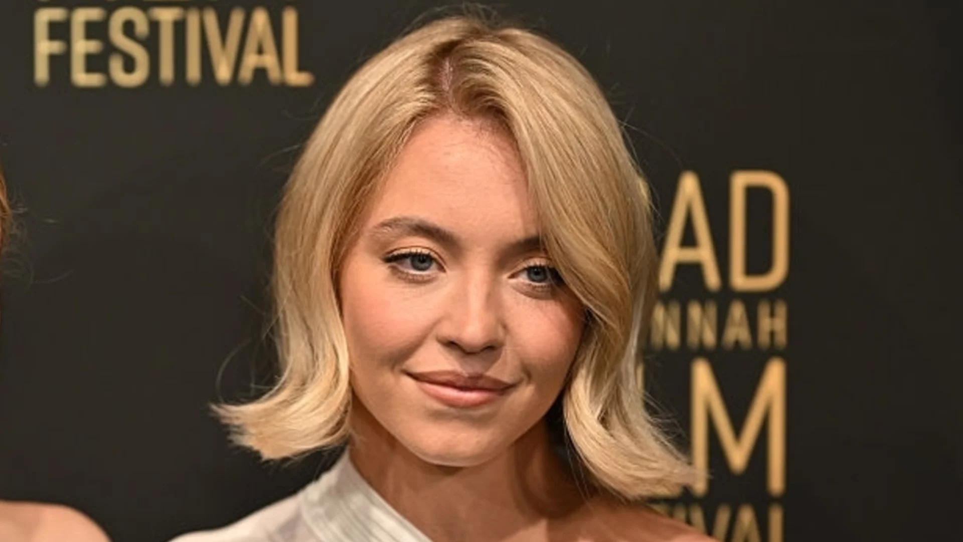 Шокиращ скандал със Сидни Суини: Закача сутиени на надписа Холивуд (ВИДЕО)