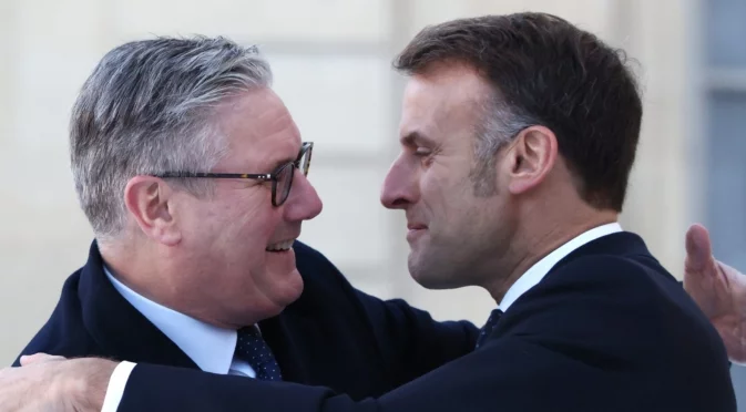 Стармър като копие на Макрон: С тъмни очила и проговори на френски (ВИДЕО)