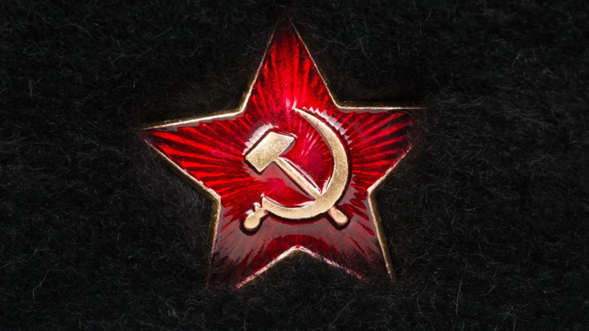 Скандално: Общинарите в Горна Малина издигнаха паметник на Григор Стоичков