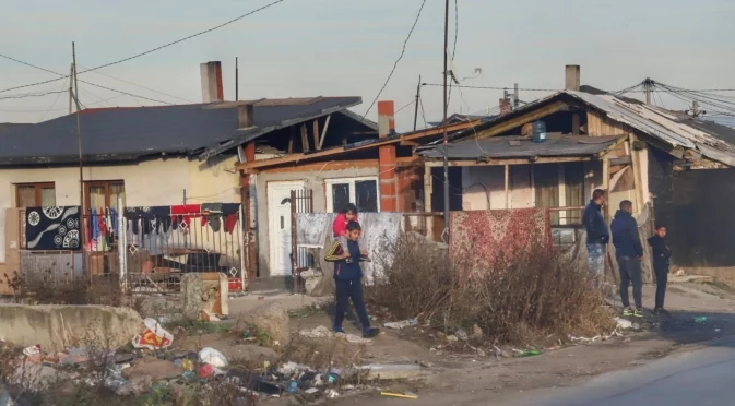 Заплахи "Ще ви бутнем къщите", "дежурен", гласуващ с машина и надписани бюлетини: Как ДПС-Ново начало си гарантира вота в ромските махали