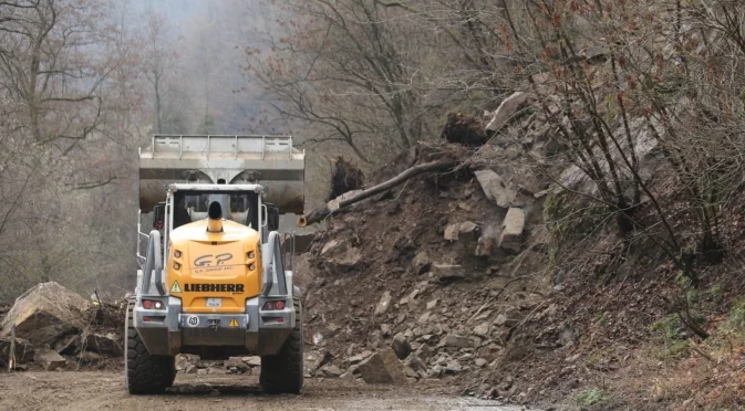 Разчистват паднали скали от път в Смолянско