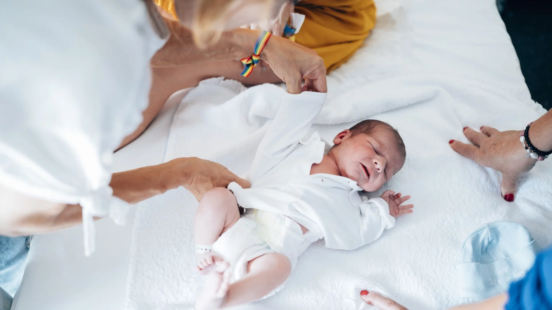 Британските акушерки трябва да отбелязват "сексуалната ориентация" на новородените