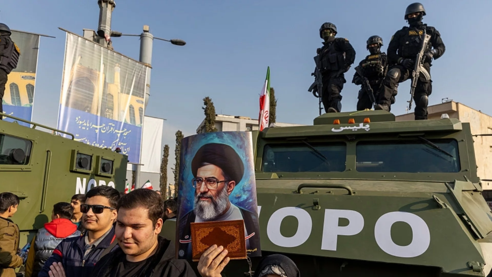 Двуличието на Тръмп: Постоянно заплашва аятолаха, а депортира иранци обратно при него (ВИДЕО)