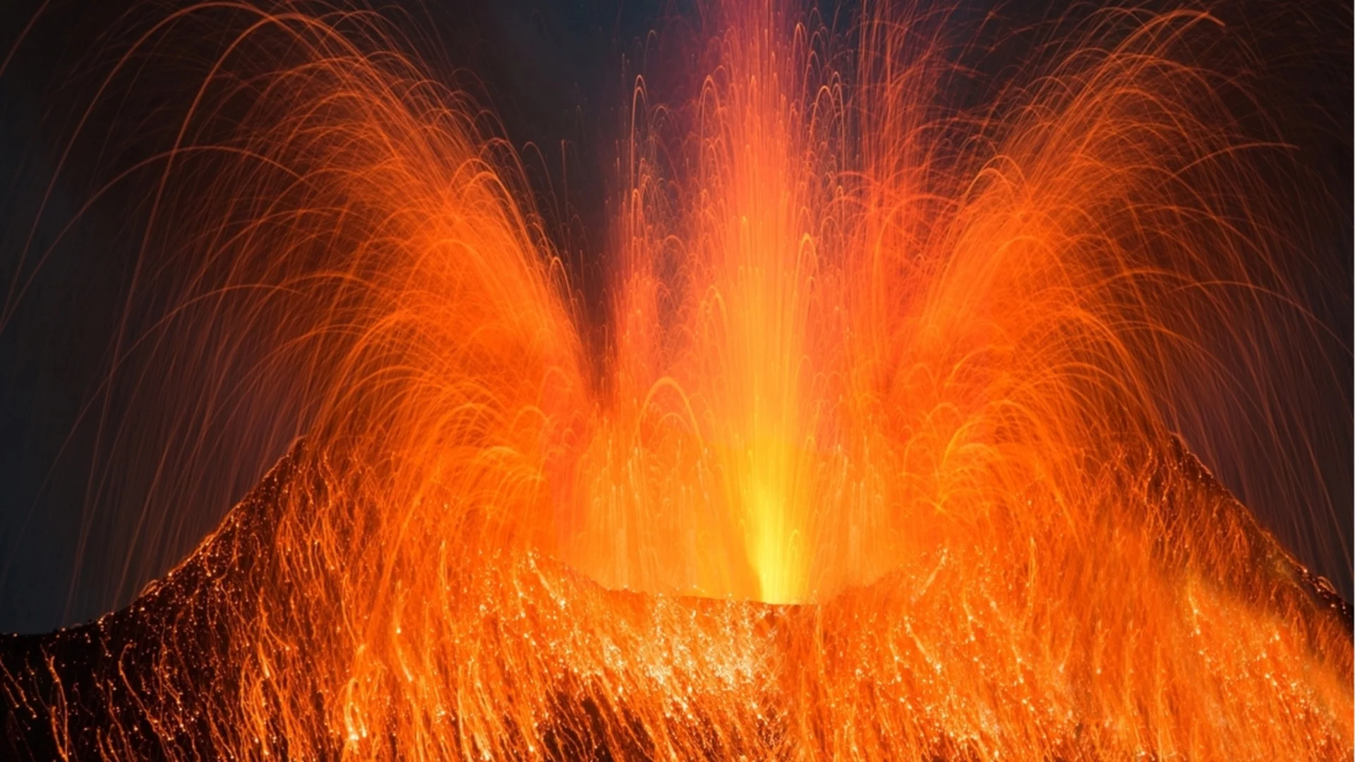 Огнено шоу: Вулкан изхвърля лава на стотици метри височина (ВИДЕО)