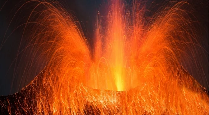 Огнено шоу: Вулкан изхвърля лава на стотици метри височина (ВИДЕО)