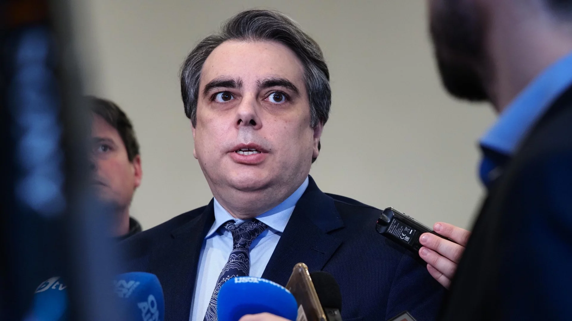 Управление с Радев и разпада ли се ПП-ДБ предизборно? Асен Василев с коментар