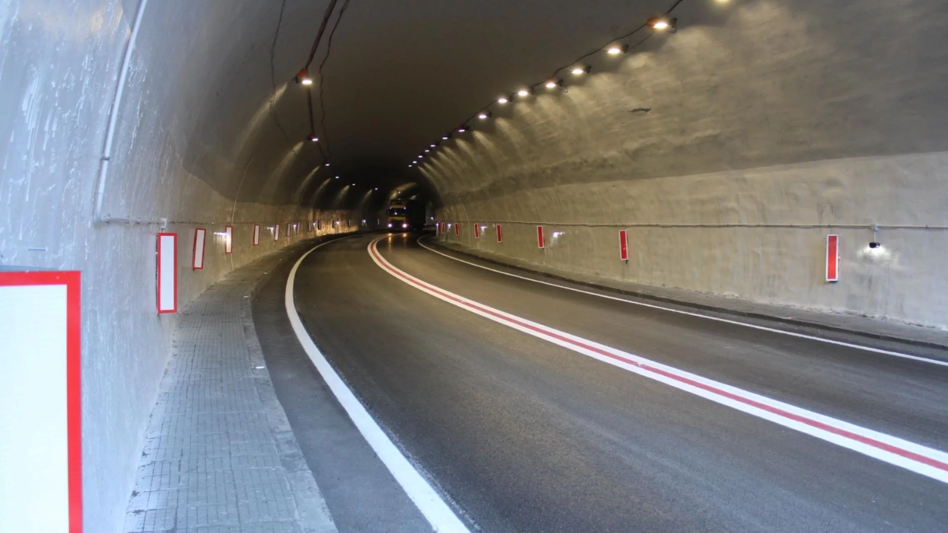 Възстановиха движението в района на тунел "Кривия"