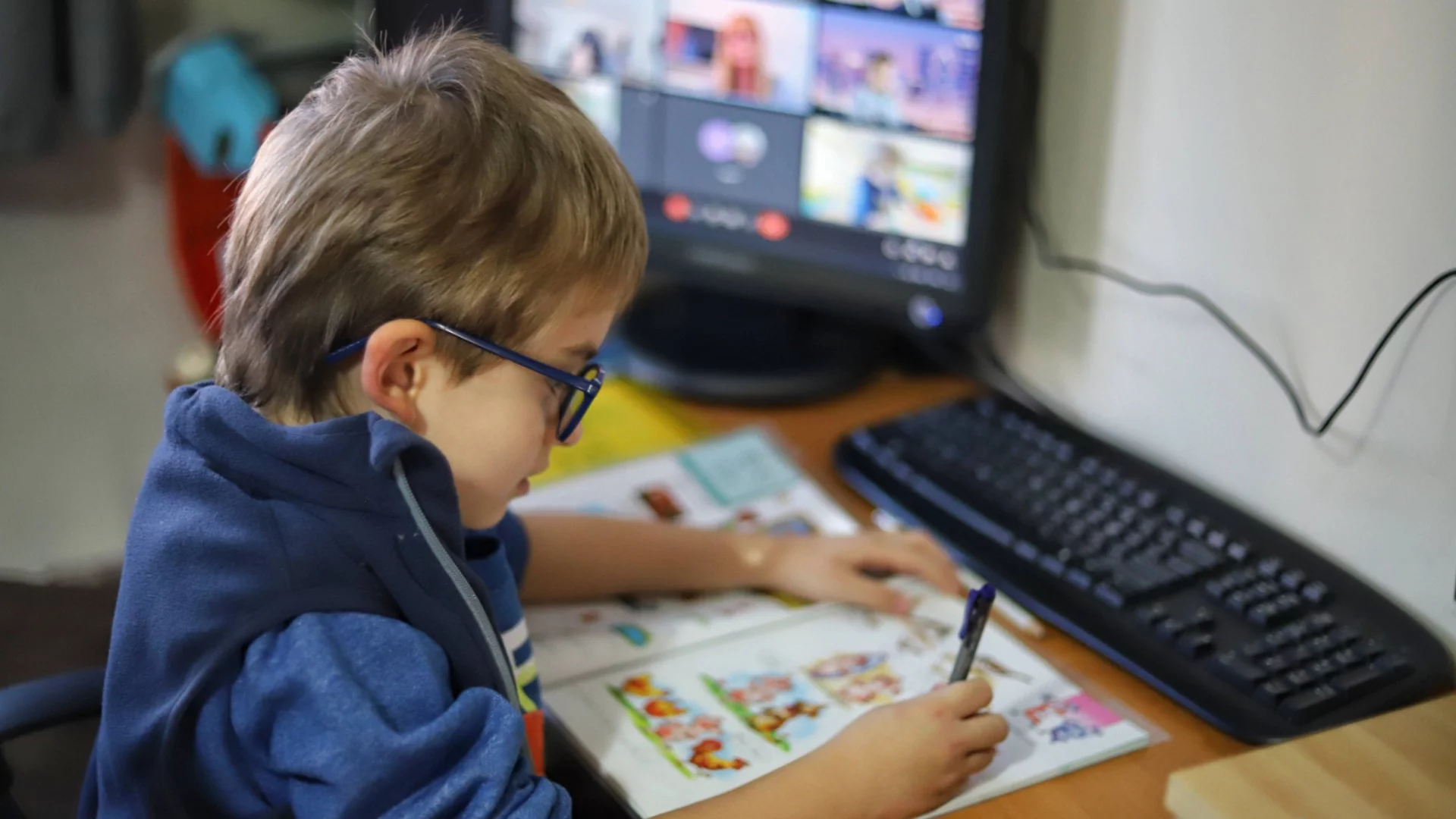 Призив: Родителите да си приготвят по 2000 лв. за глоби заради онлайн обучението