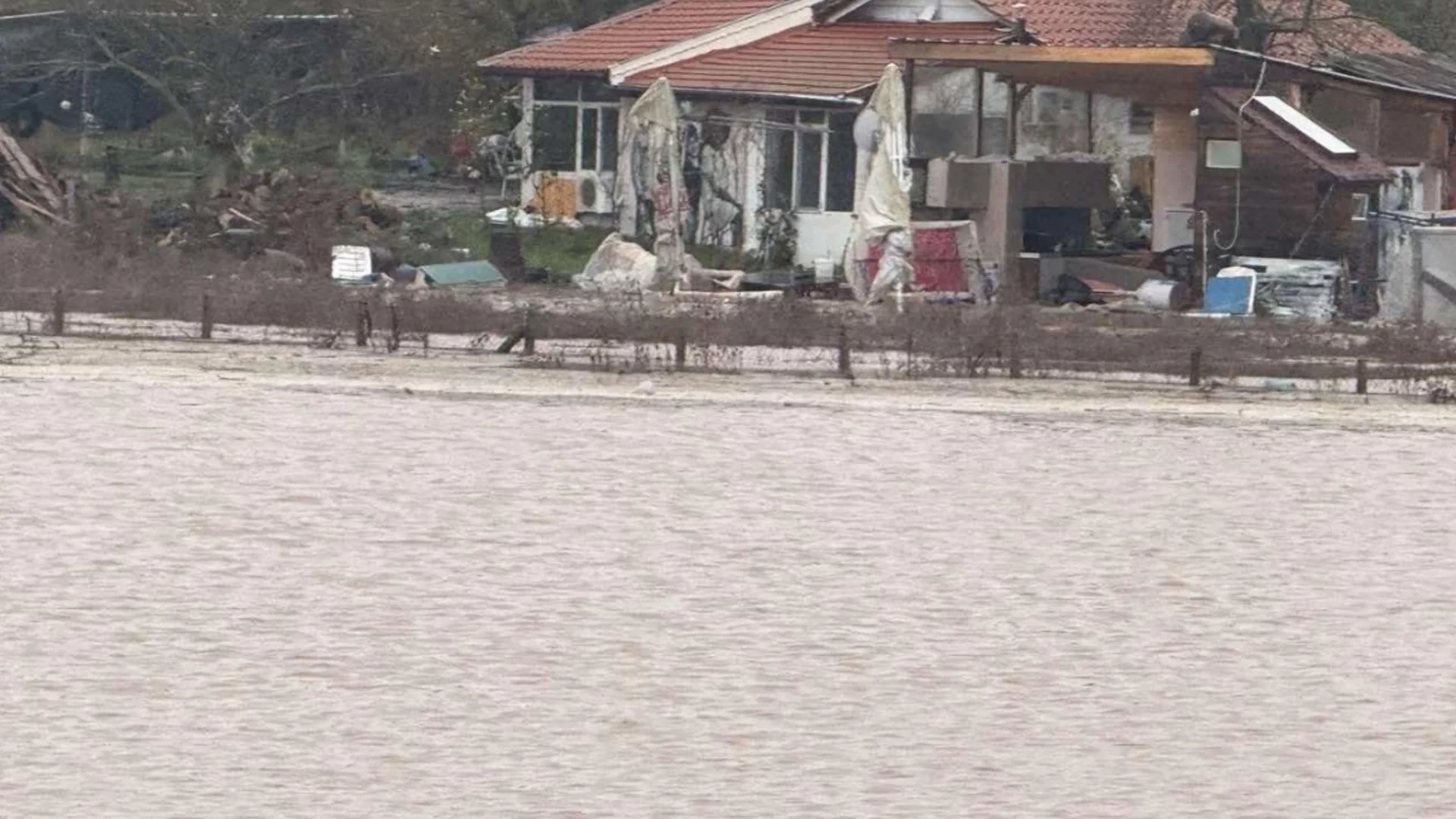 Река отнесе десетки агнета и овце близо до българо-македонската граница (ВИДЕО) 