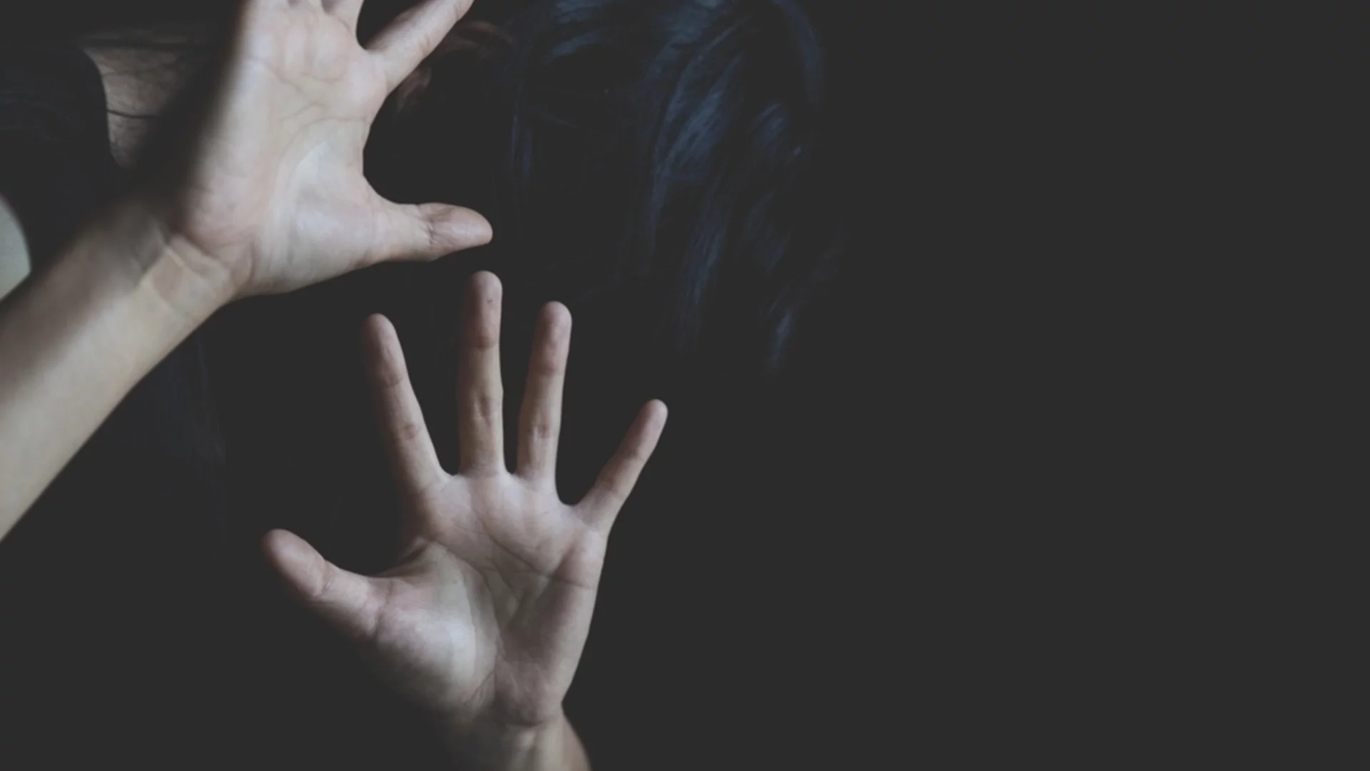 Мъж намушка сестра си с химикал в окото