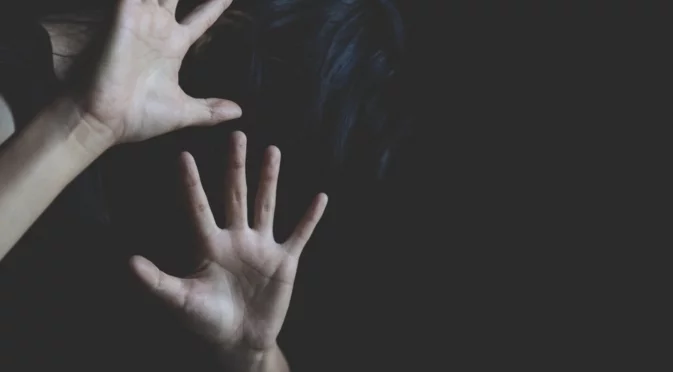 Мъж намушка сестра си с химикал в окото