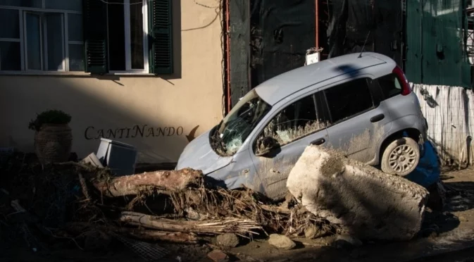 Падат като картонени играчки. Свлачища сриват италиански град (ВИДЕО)