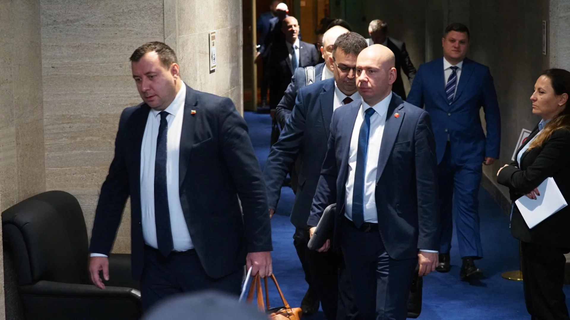 "В услуга на Пеевски": Управляващите и "Възраждане" ограничиха секциите в чужбина