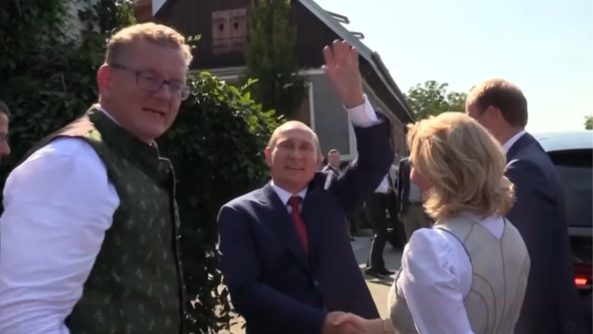 Танцува с Путин и влезе в трол-фабриките му - сега бившата външна министърка на Австрия може да загуби гражданството си (ВИДЕО)