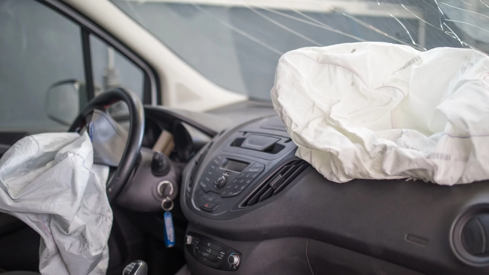 Румънски влекач блъсна лека кола: Има пострадал