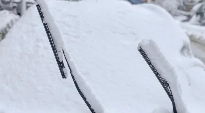 Замръзнали чистачки на колата: Как да решите проблема за 2 минути без щети?