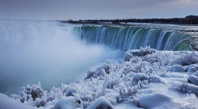 Рядка гледка: Лед скова Ниагарския водопад (ВИДЕО)