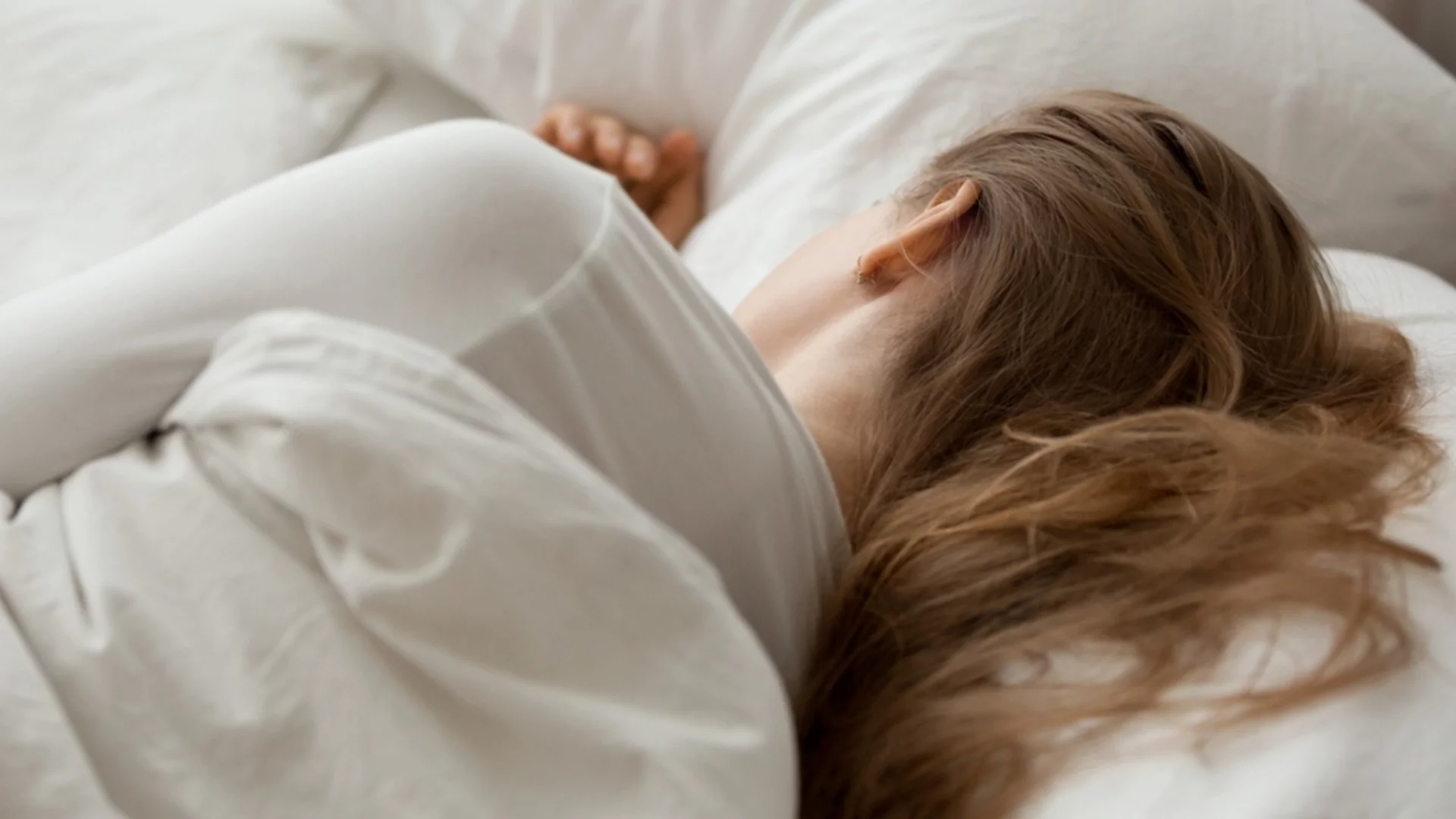 Какво се случва с тялото ви, когато спите на включена лампа?