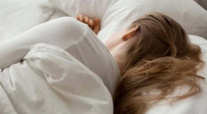Какво се случва с тялото ви, когато спите на включена лампа?