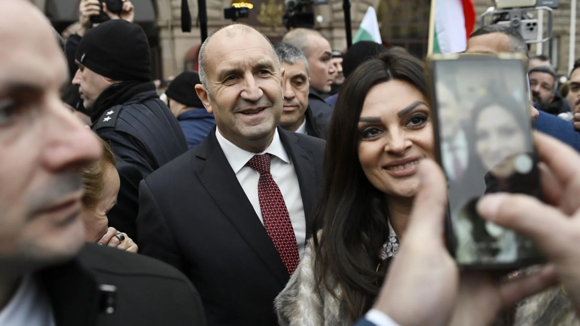 Социолози: Жените и пенсионерите харесват Радев