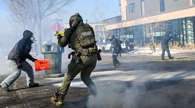 ICE агенти опитали да нахлуят в консулството на Еквадор (ВИДЕО)