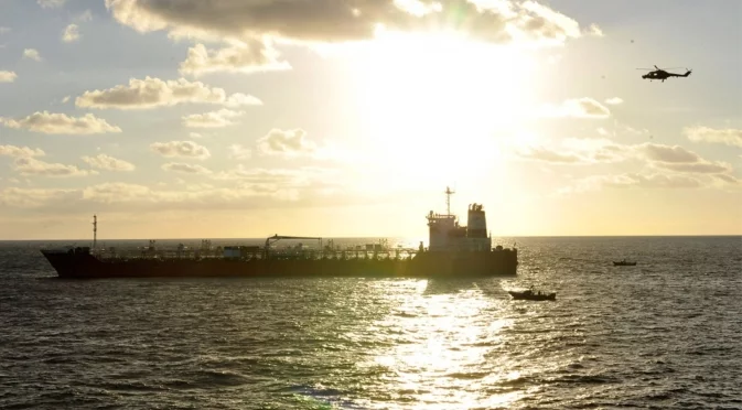 Испания следи ситуацията с аварирал танкер, който може да е част от руския сенчест флот