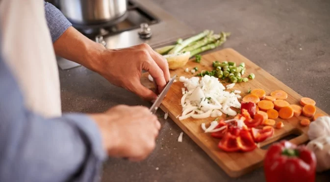 Готварски трик за по-бързо рязане на лук без сълзи