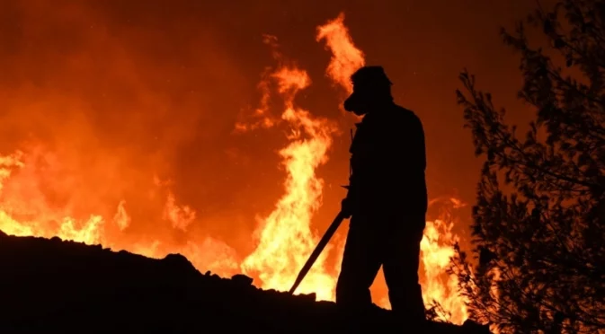 Пожар в петзвезден хотел във Франция, стотици са евакуирани (ВИДЕО)