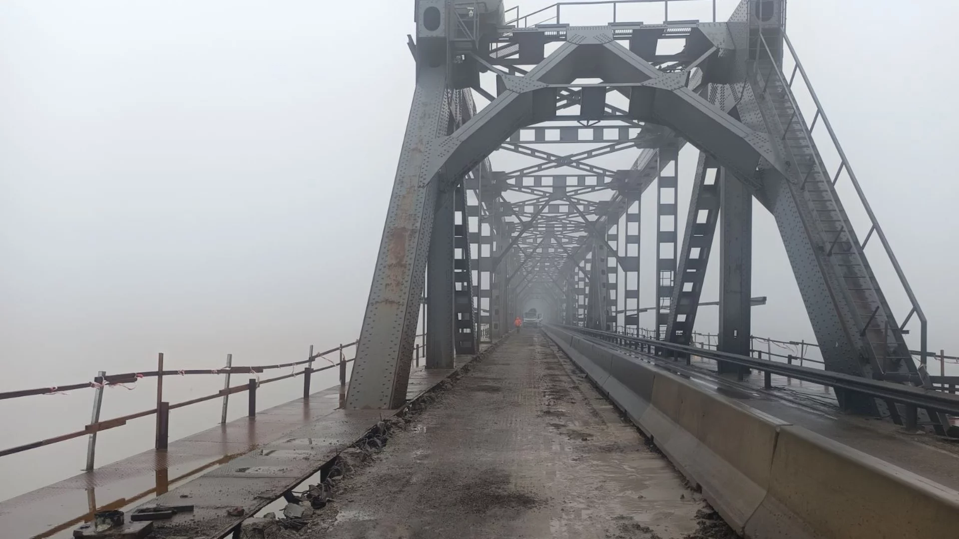 Монтират панелите на Дунав мост, ремонтът не спира движението