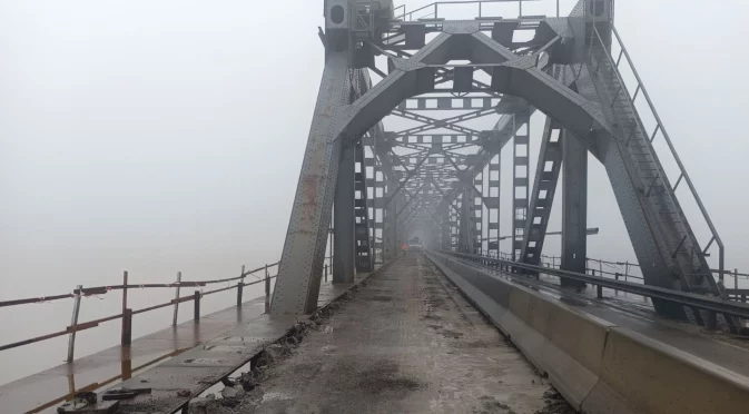 Монтират панелите на Дунав мост, ремонтът не спира движението