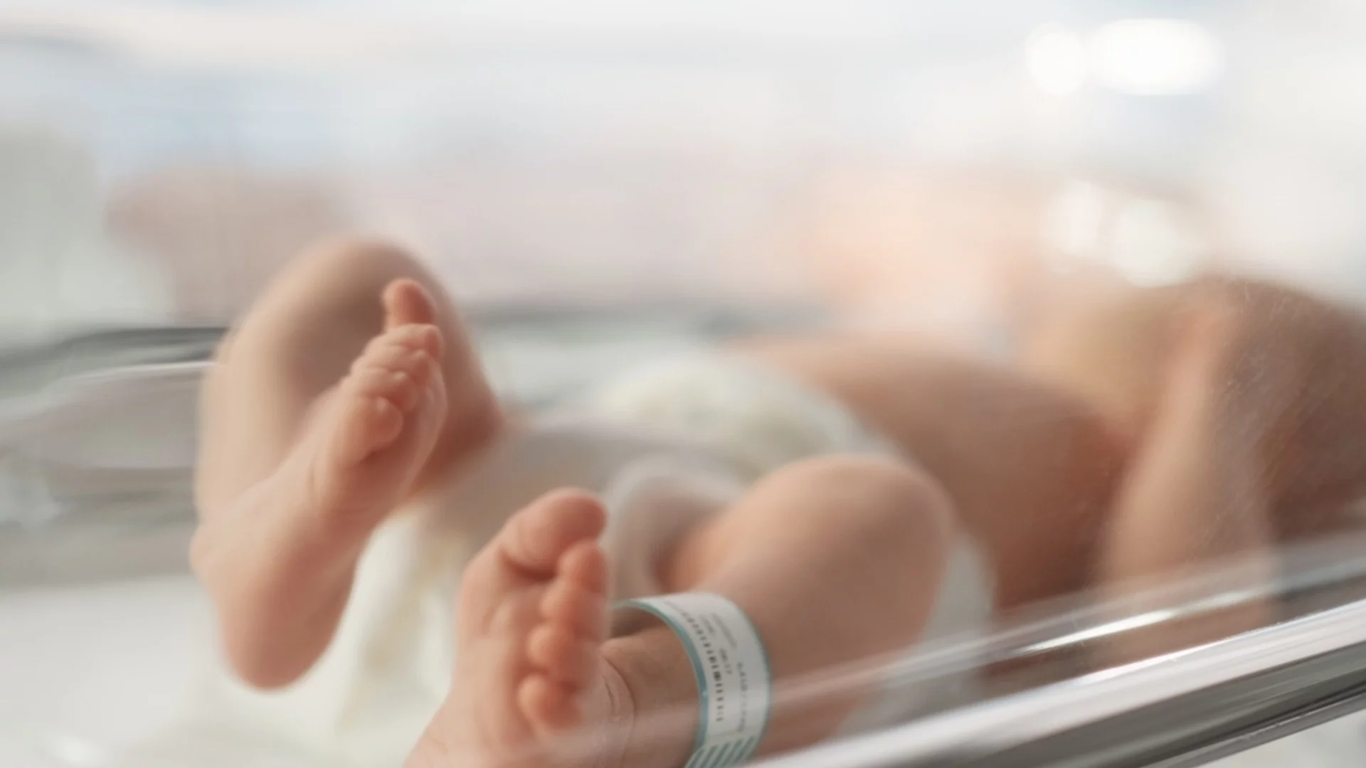 Жена роди на рецепцията на медицински център, бебето е пострадало