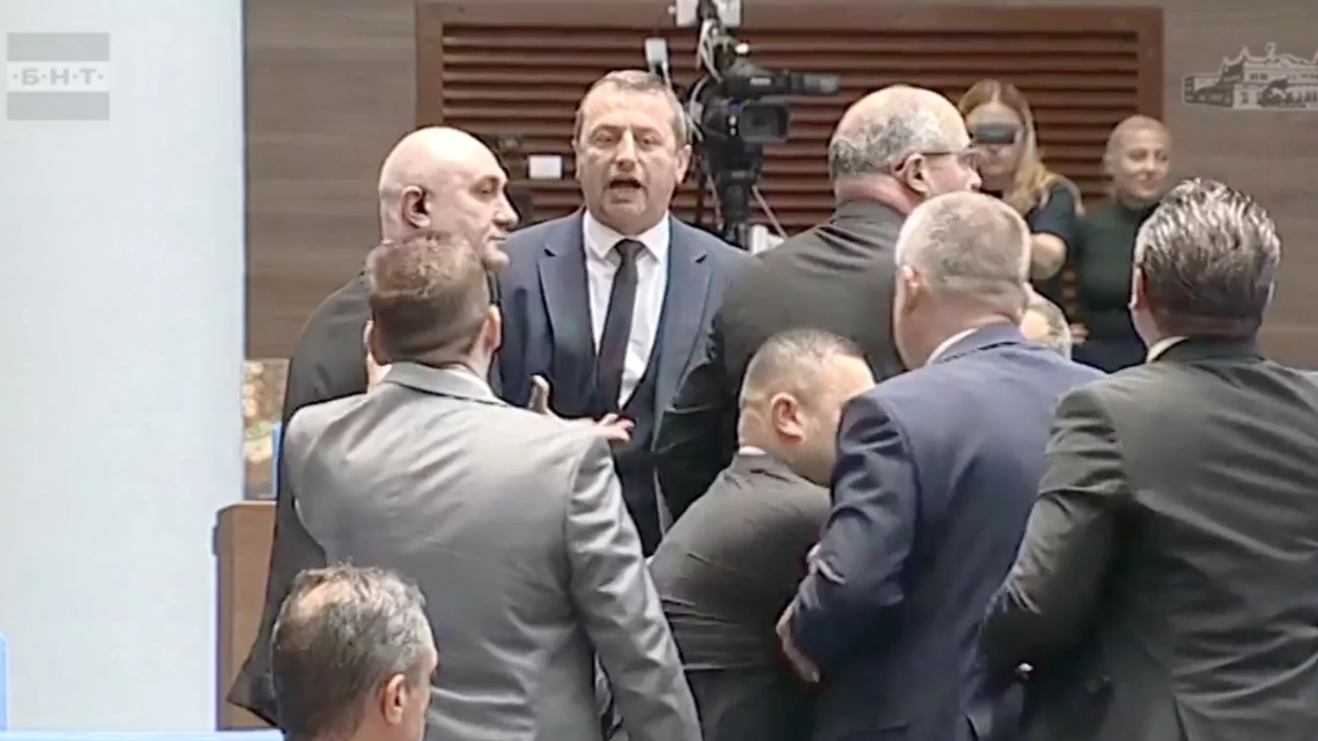 "Възраждане" и хората на Доган пред бой в парламента заради изборите (СНИМКИ)