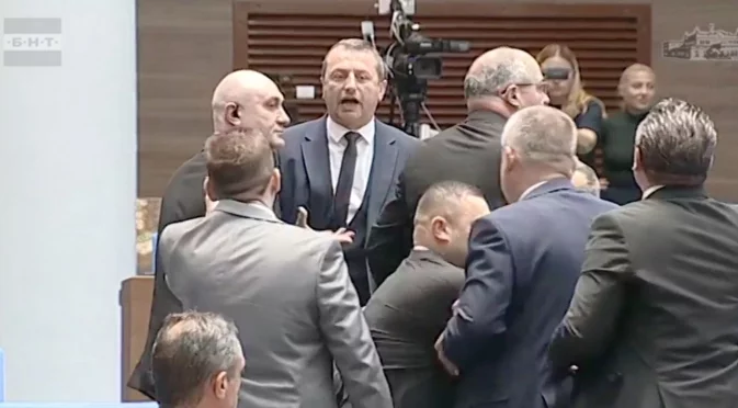 "Възраждане" и хората на Доган пред бой в парламента заради изборите (СНИМКИ)