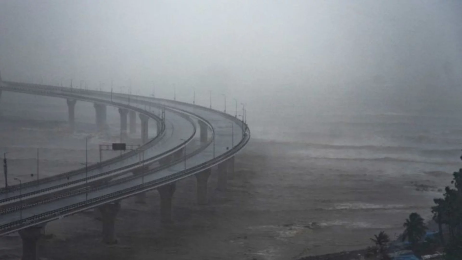 Порой и циклон: Екстремно време в Гърция (ВИДЕО)