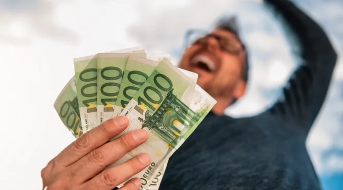 В събота: Януарски пари за февруарски глезотии ще си набавят Близнаци, Козирог + още 2 зодии