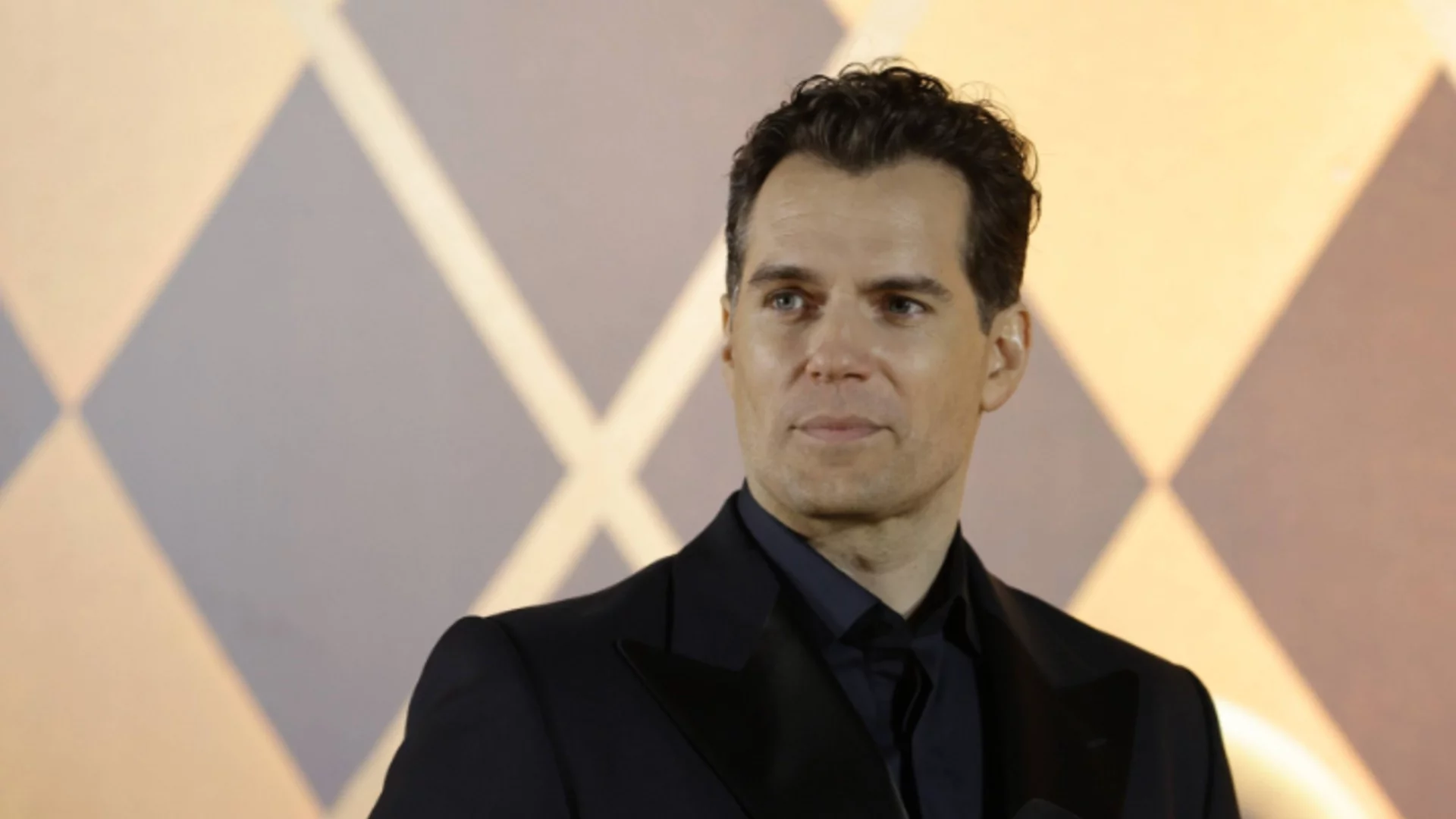 "Шотландски боец" с Хенри Кавил: Първи епични СНИМКИ от римейка