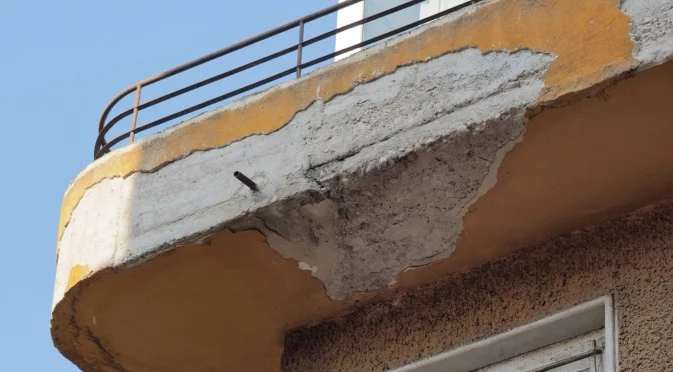 Отломки от тераса и покрив вдигнаха на крак огнеборци