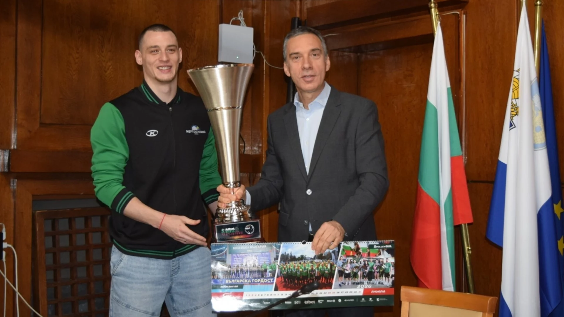 Димитър Николов връчи почетния знак на Община Бургас на волейболния „Нефтохимик 2010“ 