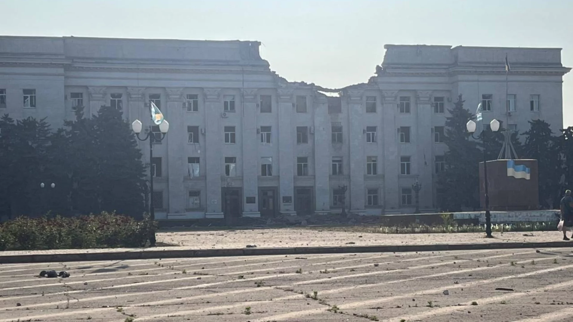 Русия удари фатално автобус в Херсон, Украйна порази сграда с руски военни и система "Оса" (ВИДЕО)